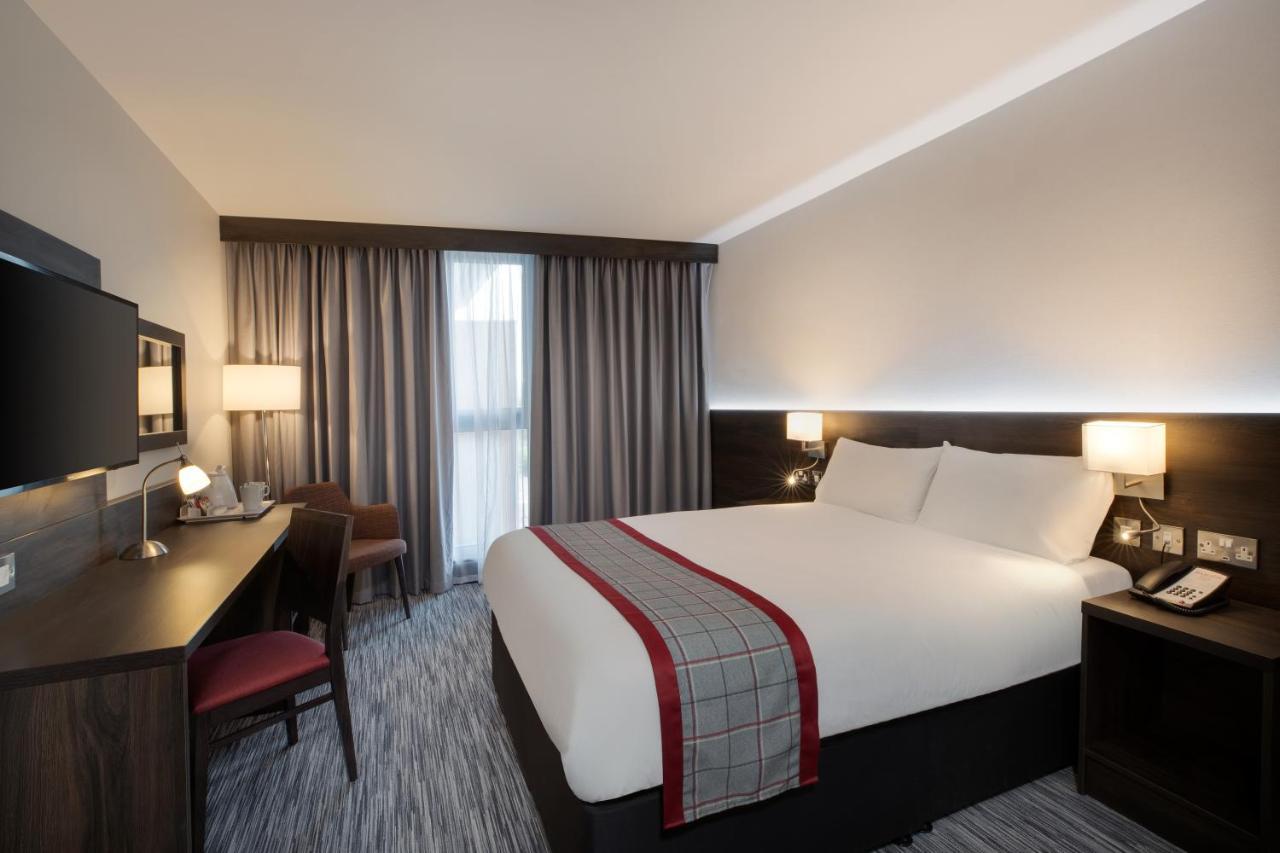 Ramada By Wyndham Leeds East Hotell Exteriör bild