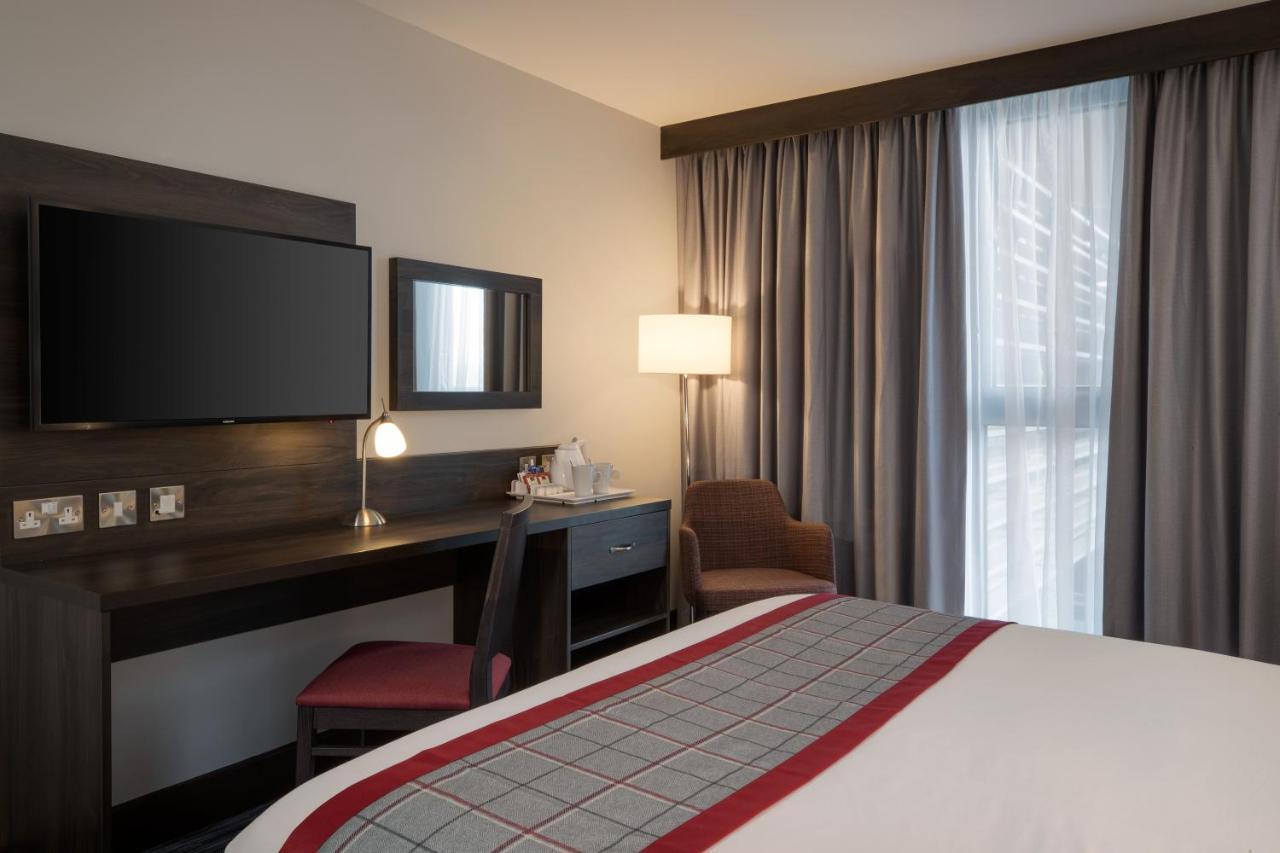 Ramada By Wyndham Leeds East Hotell Exteriör bild