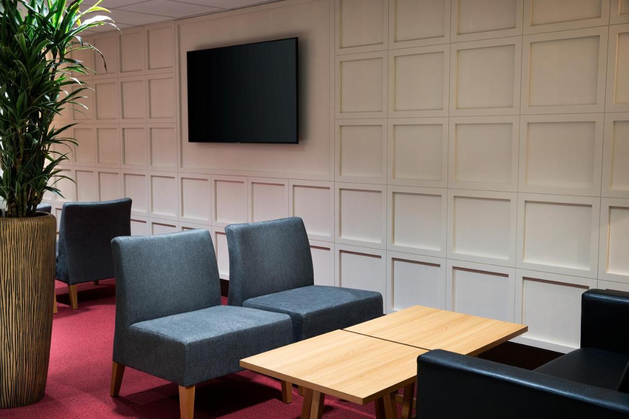 Ramada By Wyndham Leeds East Hotell Exteriör bild
