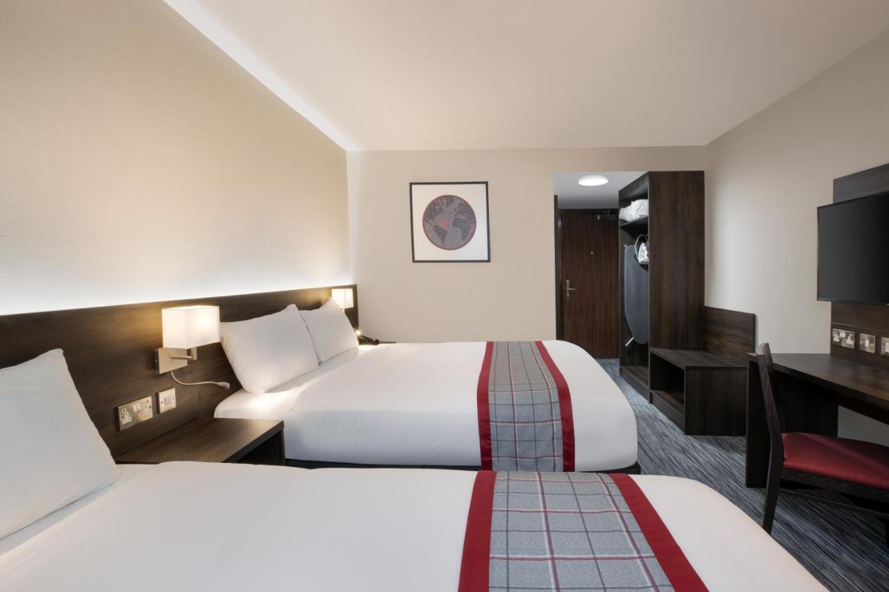 Ramada By Wyndham Leeds East Hotell Exteriör bild