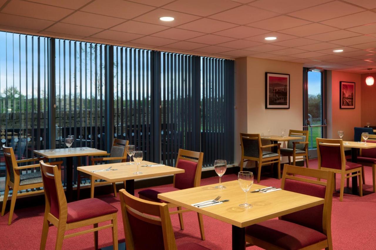 Ramada By Wyndham Leeds East Hotell Exteriör bild