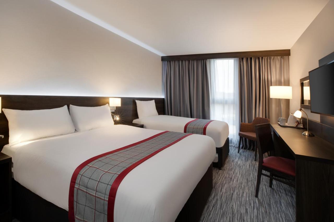Ramada By Wyndham Leeds East Hotell Exteriör bild