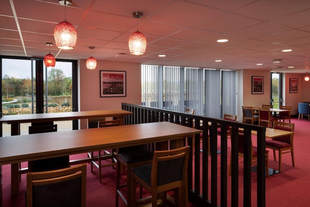 Ramada By Wyndham Leeds East Hotell Exteriör bild