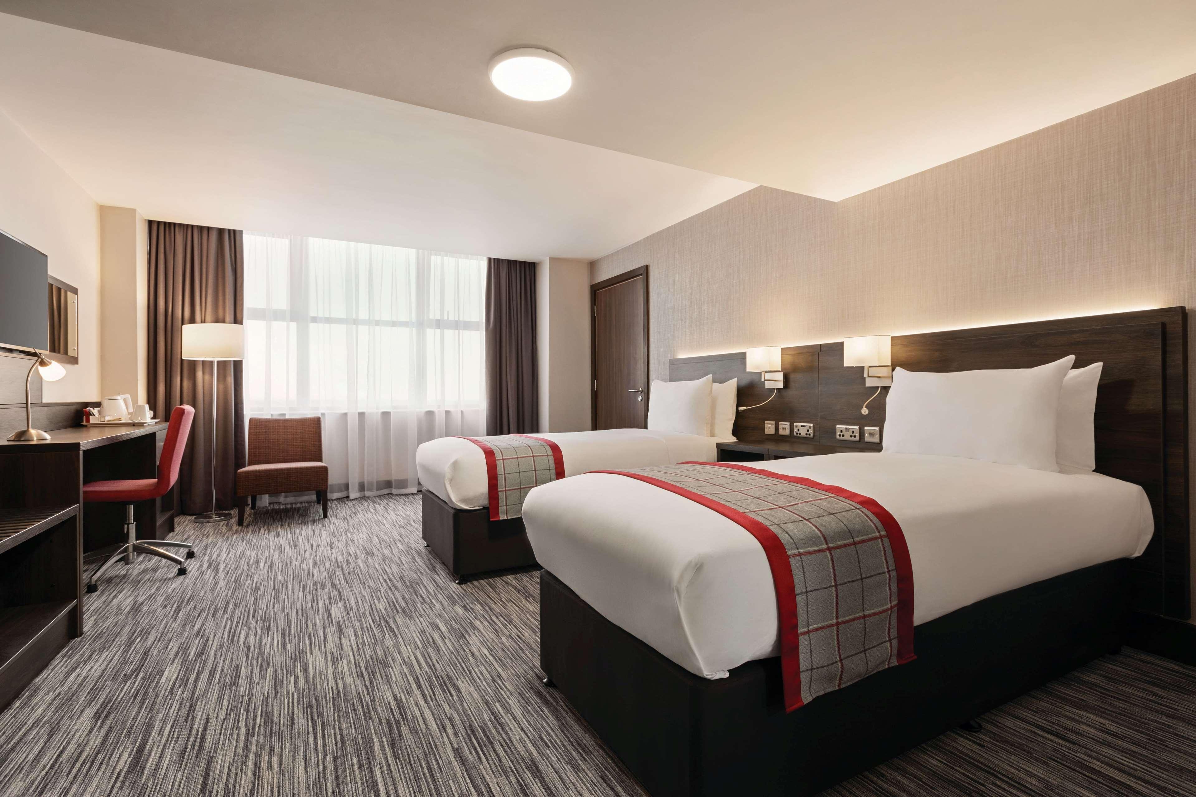 Ramada By Wyndham Leeds East Hotell Exteriör bild