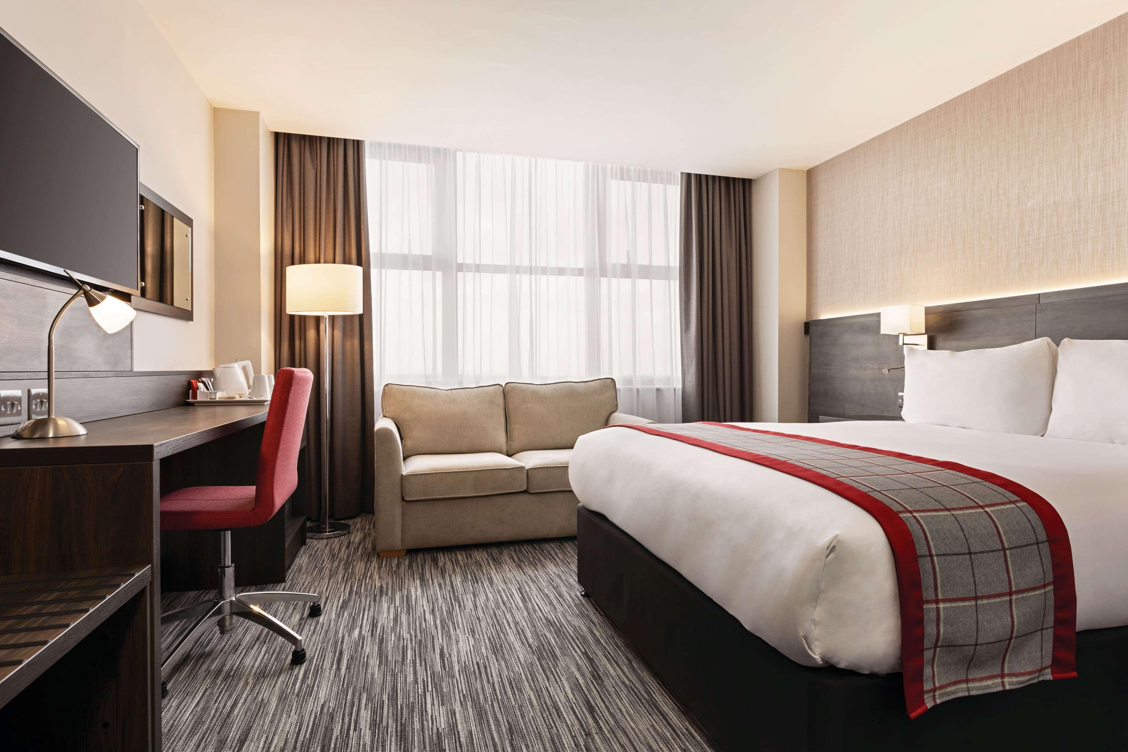 Ramada By Wyndham Leeds East Hotell Exteriör bild