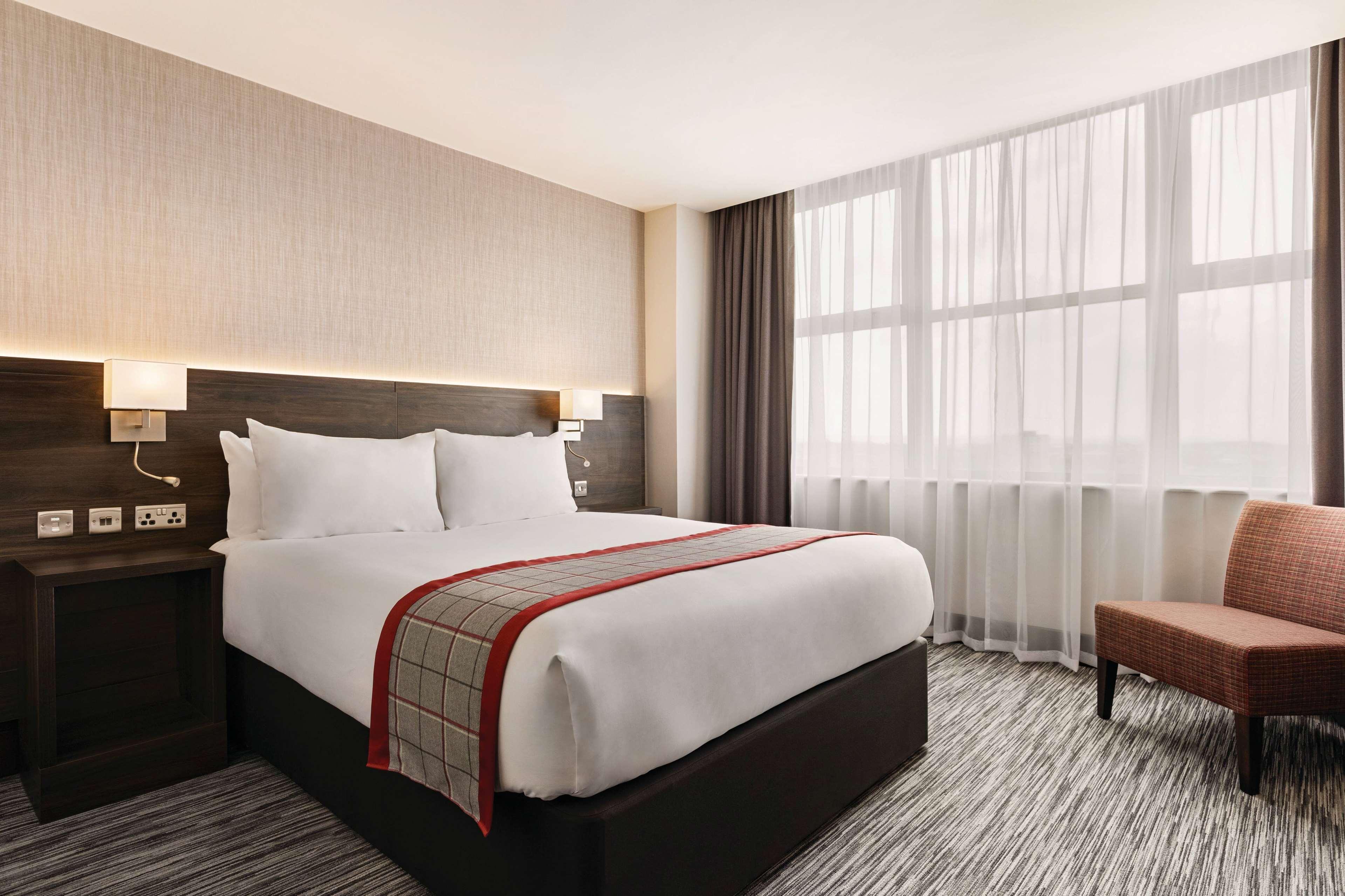 Ramada By Wyndham Leeds East Hotell Exteriör bild