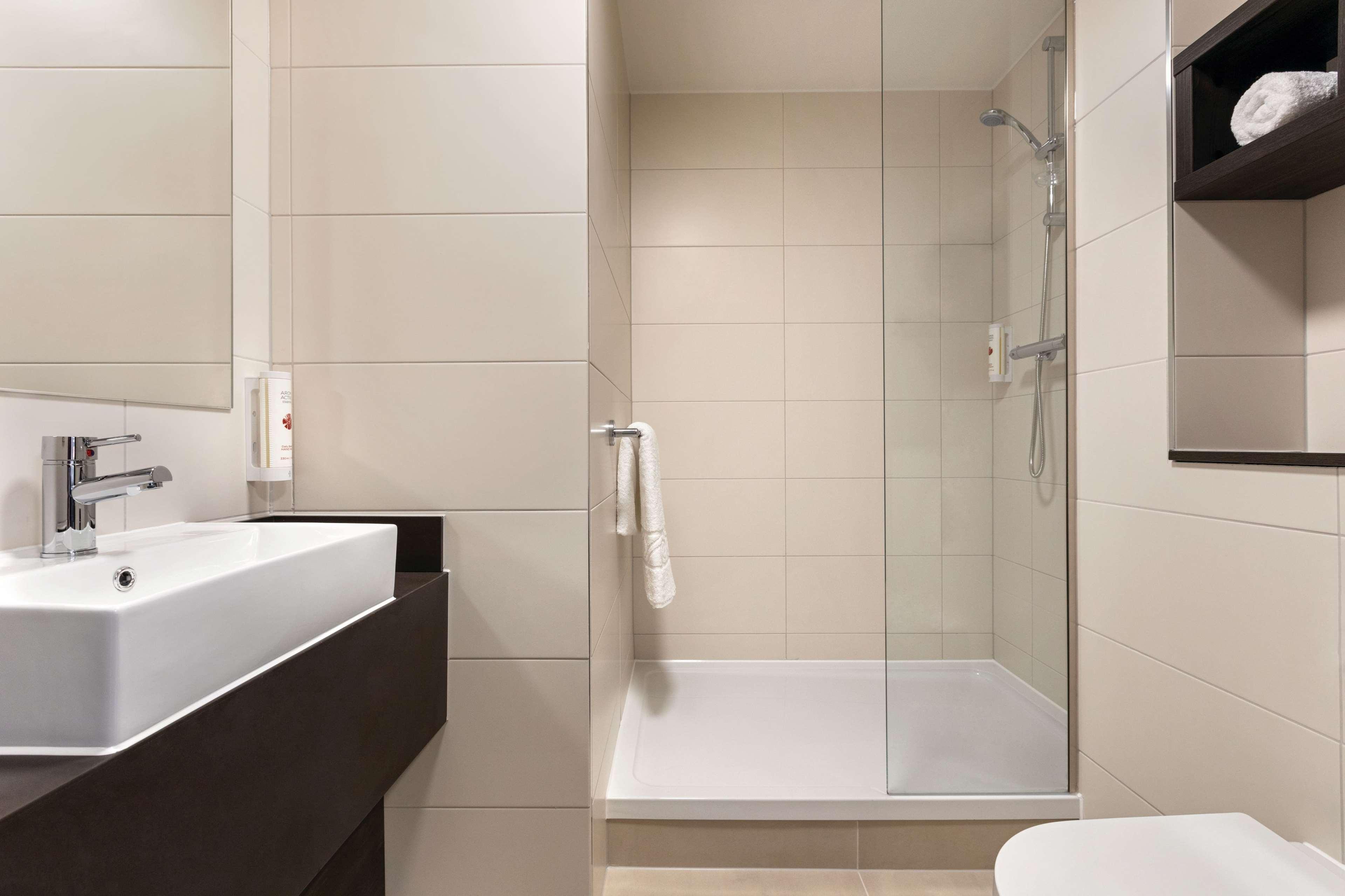 Ramada By Wyndham Leeds East Hotell Exteriör bild